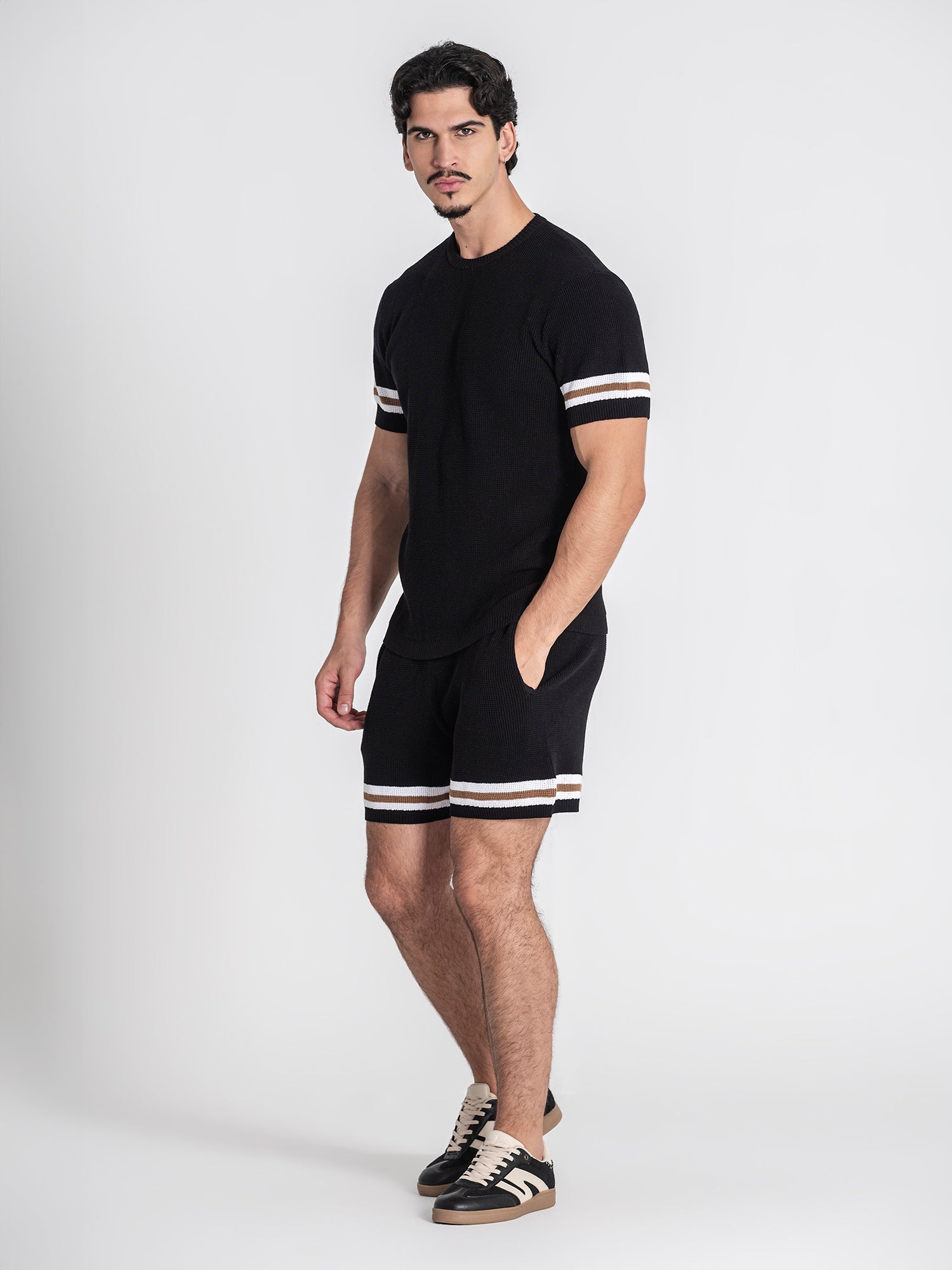 t-shirts / Black Retro Vibes Knit Tee