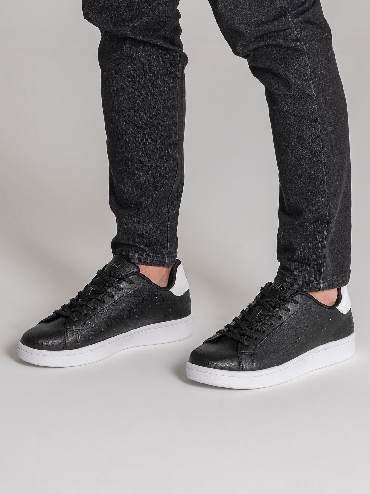 sneakers / Black Insignia Sneakers