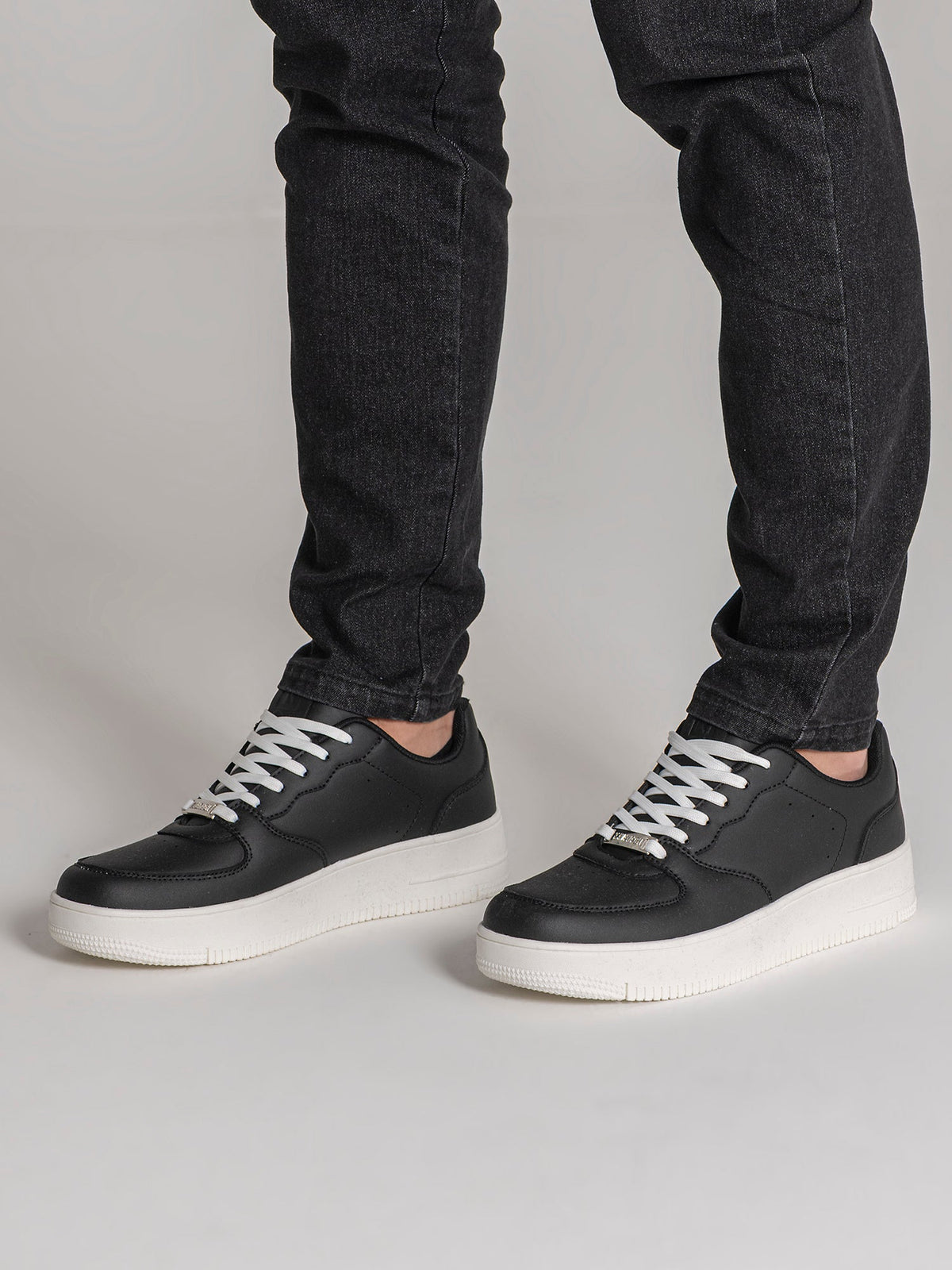 sneakers / Black City Ease Sneakers