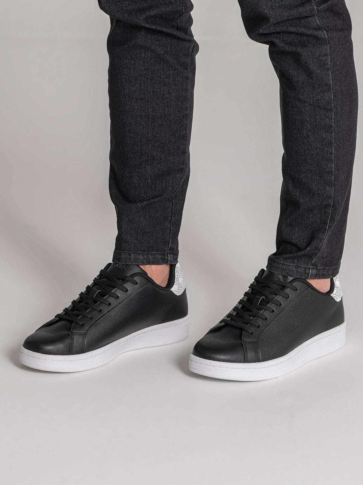 sneakers / Black Insignia Edge Sneakers