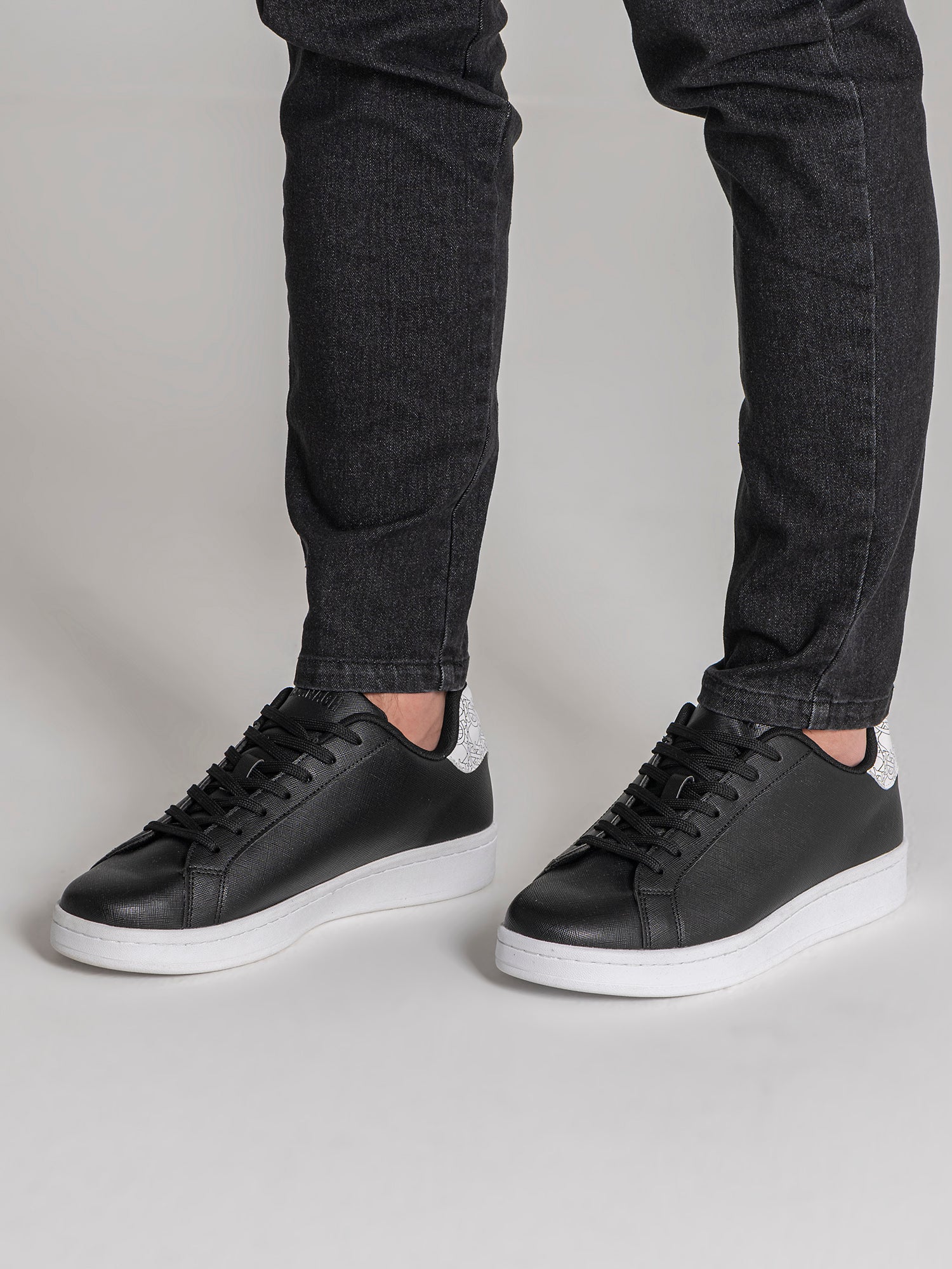 sneakers / Black Insignia Edge Sneakers