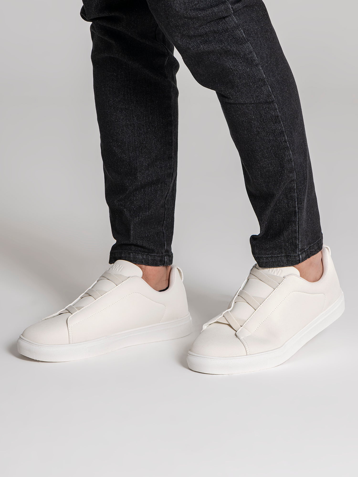 sneakers / White Smart Sneakers