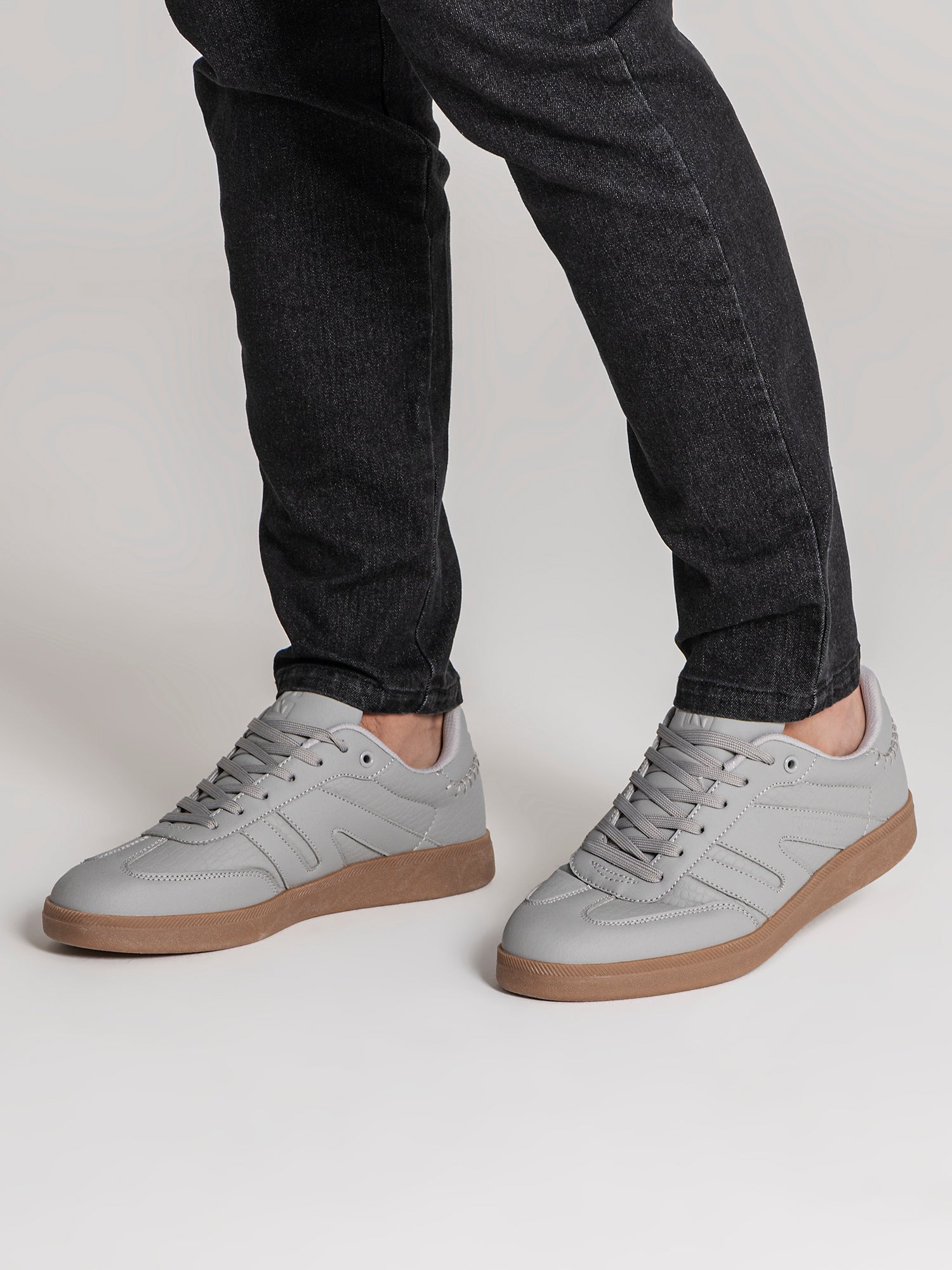 sneakers / Grey Soft Court Sneakers