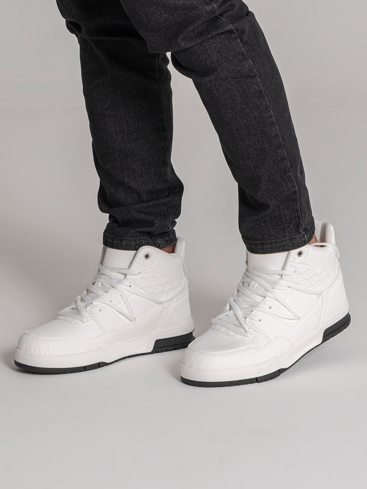 sneakers / White Insignia Hi Sneakers
