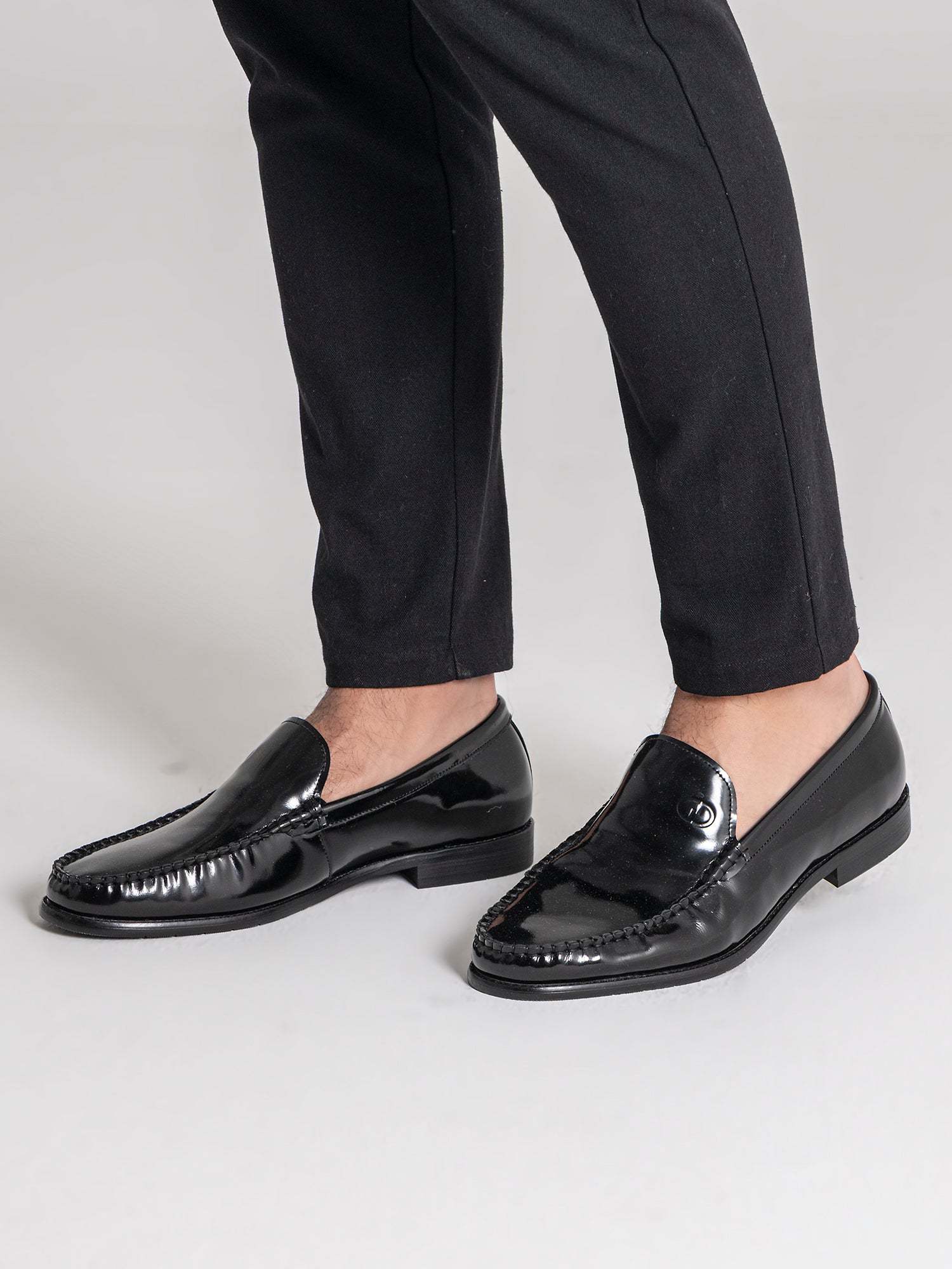 sneakers / Black Smart Loafers